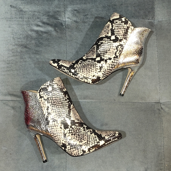 BCBG Haffi Snakeskin-Embossed Silver Heeled Ankle Booties Size 6 - Picture 2 of 9